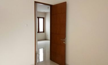 Rumah Minimalis Tropis lokasi strategis dalam townhouse