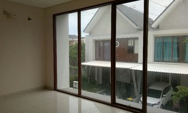 Rumah Minimalis Tropis lokasi strategis dalam townhouse