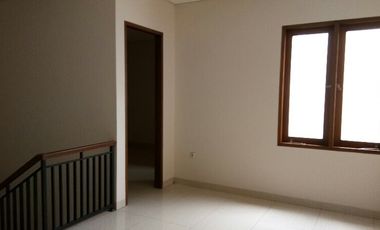 Rumah Minimalis Tropis lokasi strategis dalam townhouse