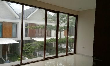 Rumah Minimalis Tropis lokasi strategis dalam townhouse