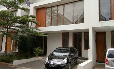Rumah Minimalis Tropis lokasi strategis dalam townhouse