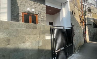 Disewakan Rumah 3 kamar tidur di dekat PHD utan kayu jakarta timur