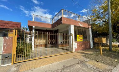 Excelente Casa, a metros estación de Glew