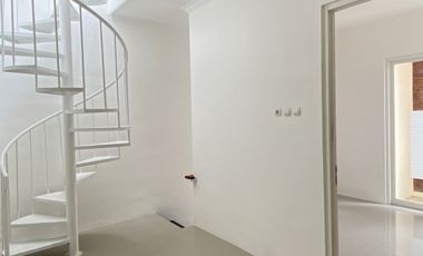 Rumah 1 Menit dari JTP 2 | Free Full Furnished | Ada Manajemen sewa villa