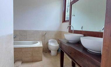 Rumah bagus 2,5 lt Swimming pool, taman luas, Di Kemang Jak sel CL 066