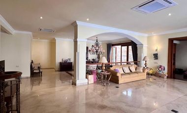 RUMAH MEWAH DHARMAHUSADA PERMAI SWIMMING POOL