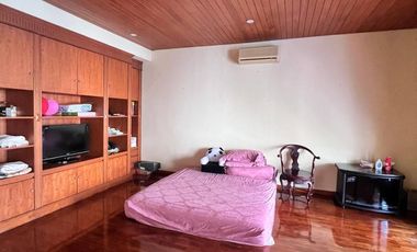 RUMAH MEWAH DHARMAHUSADA PERMAI SWIMMING POOL