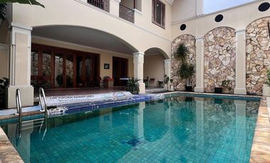 RUMAH MEWAH DHARMAHUSADA PERMAI SWIMMING POOL