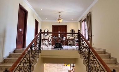 RUMAH MEWAH DHARMAHUSADA PERMAI SWIMMING POOL