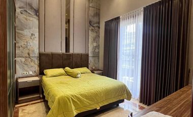 RUMAH MEWAH DHARMAHUSADA PERMAI SWIMMING POOL