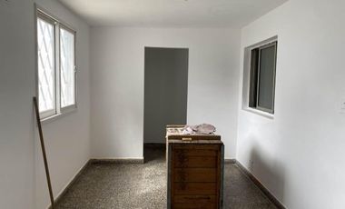 CASA DE CUATRO AMBIENTES A REFACCIONAR