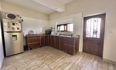 Chalet de 4 ambientes con parque, garage y quincho