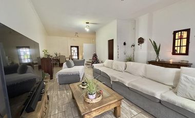 Chalet de 4 ambientes con parque, garage y quincho