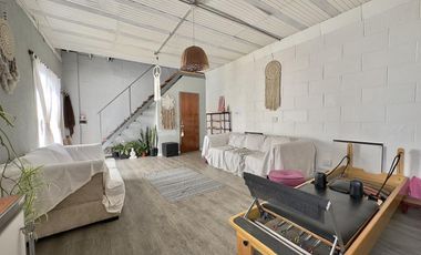 Chalet de 4 ambientes con parque, garage y quincho