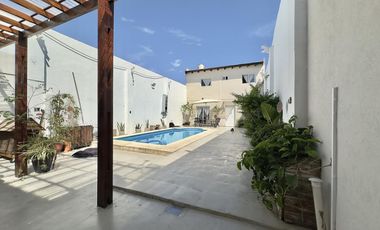 Chalet de 4 ambientes con parque, garage y quincho