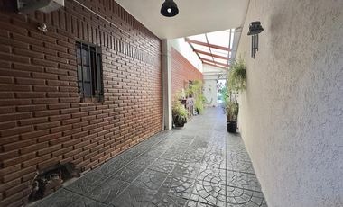 Chalet de 4 ambientes con parque, garage y quincho