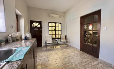 Chalet de 4 ambientes con parque, garage y quincho