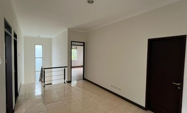 Rumah dengan Halaman Cantik di Kota Baru Parahyangan