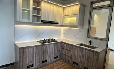 Rumah dengan Halaman Cantik di Kota Baru Parahyangan