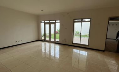 Rumah dengan Halaman Cantik di Kota Baru Parahyangan