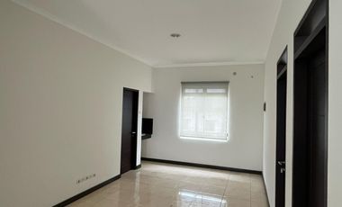 Rumah dengan Halaman Cantik di Kota Baru Parahyangan