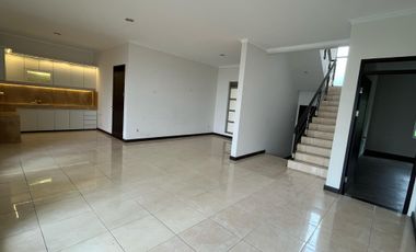 Rumah dengan Halaman Cantik di Kota Baru Parahyangan