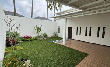Rumah dengan Halaman Cantik di Kota Baru Parahyangan