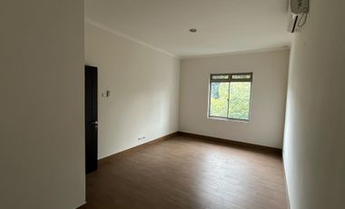 Rumah dengan Halaman Cantik di Kota Baru Parahyangan