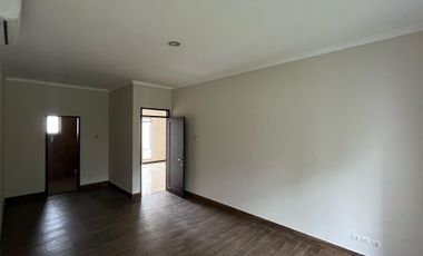 Rumah dengan Halaman Cantik di Kota Baru Parahyangan