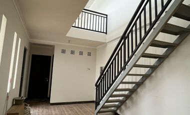 Rumah dengan Halaman Cantik di Kota Baru Parahyangan