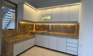 Rumah dengan Halaman Cantik di Kota Baru Parahyangan