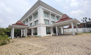 Disewakan gedung ex Bank di Jl Veteran Solo Kota