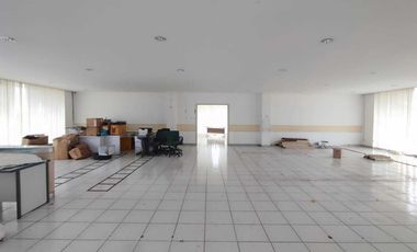 Disewakan gedung ex Bank di Jl Veteran Solo Kota