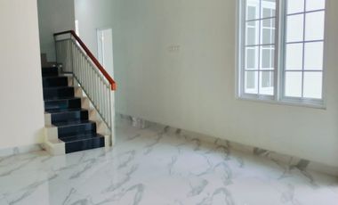 RUMAH BARU MEWAH  2 LANTAI SIAP HUNI dekat KAMPUS UNRIYO