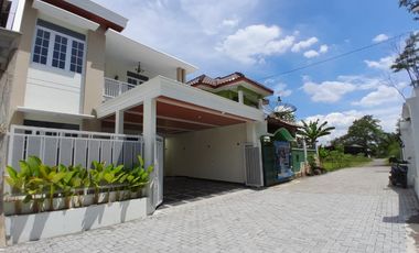 RUMAH BARU MEWAH  2 LANTAI SIAP HUNI dekat KAMPUS UNRIYO