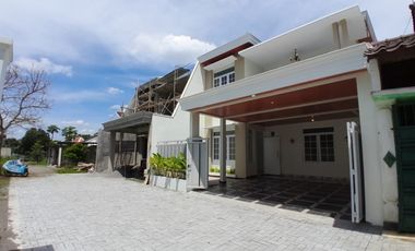 RUMAH BARU MEWAH  2 LANTAI SIAP HUNI dekat KAMPUS UNRIYO