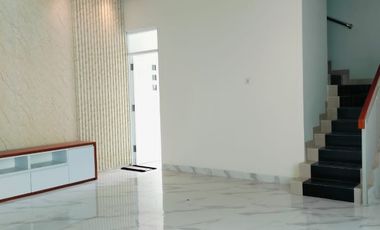 RUMAH BARU MEWAH  2 LANTAI SIAP HUNI dekat KAMPUS UNRIYO