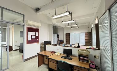 Dijual Gedung Kantor Komersial Pinggir Jalan Raya di Pos Pengumben