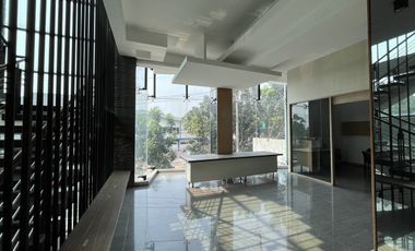 Dijual Gedung Kantor Komersial Pinggir Jalan Raya di Pos Pengumben