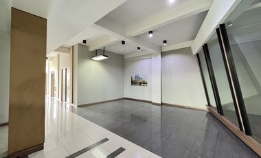 Dijual Gedung Kantor Komersial Pinggir Jalan Raya di Pos Pengumben