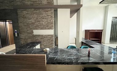 Dijual Gedung Kantor Komersial Pinggir Jalan Raya di Pos Pengumben