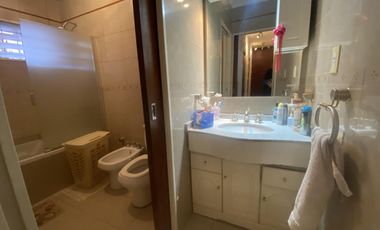 Chalet de 5 ambientes con patio y cochera