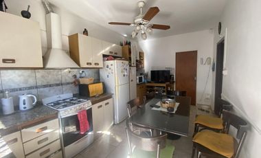 Chalet de 5 ambientes con patio y cochera