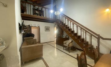 Chalet de 5 ambientes con patio y cochera