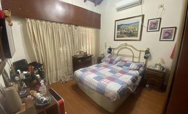 Chalet de 5 ambientes con patio y cochera