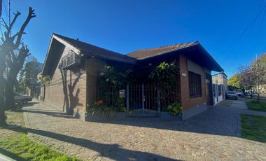 Chalet de 5 ambientes con patio y cochera