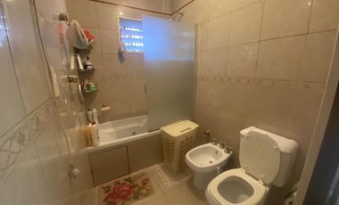 Chalet de 5 ambientes con patio y cochera