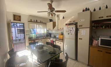 Chalet de 5 ambientes con patio y cochera