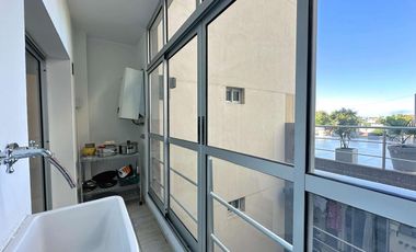 Departamento de 2 ambientes con balcon, terraza y cochera