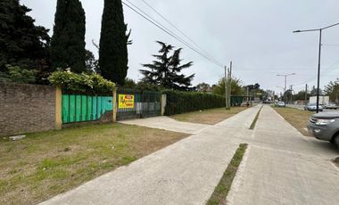 Excelente casa quinta sobre importante avenida